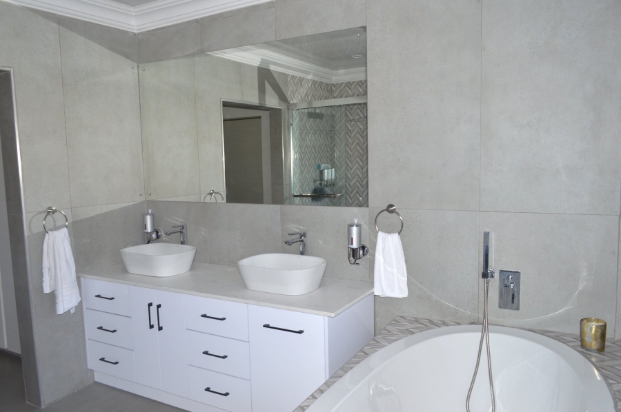 4 Bedroom Property for Sale in Flamwood North West